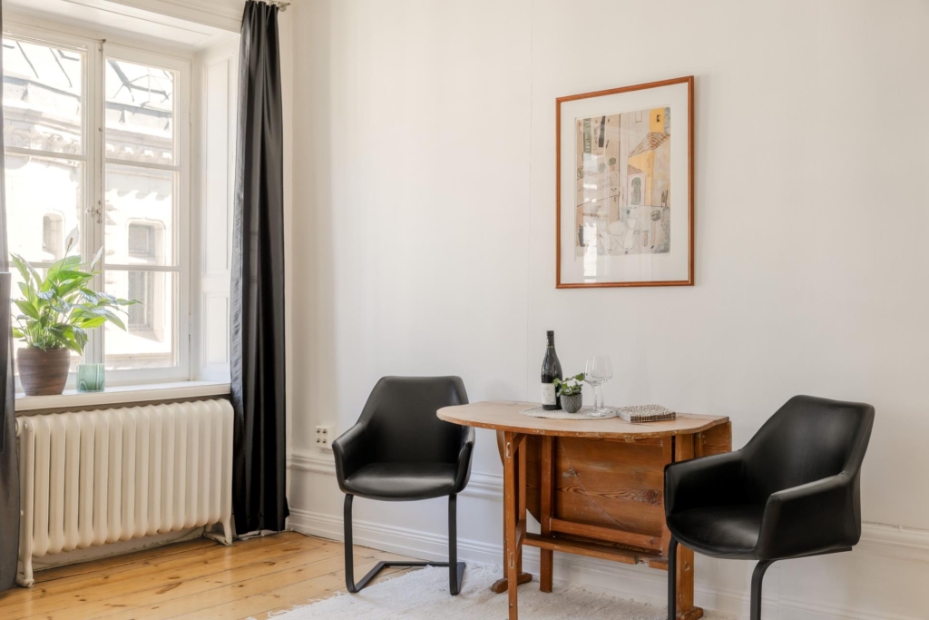 Högt upp i vackert och charmigt hus från mitten av 1800-talet.