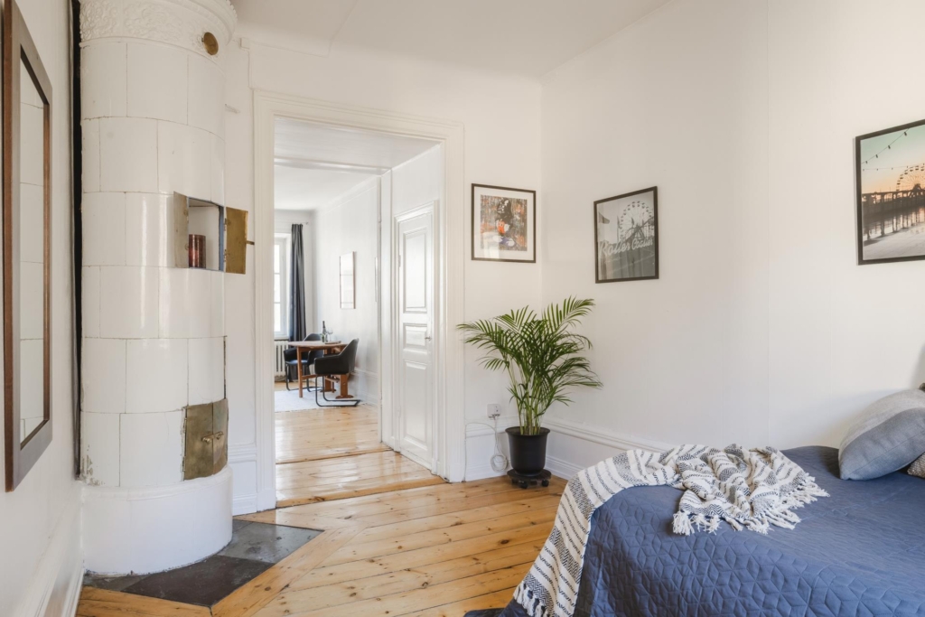 Högt upp i vackert och charmigt hus från mitten av 1800-talet.