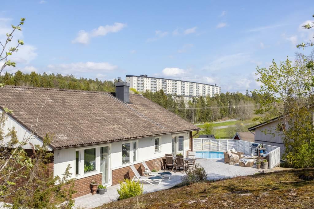 Exklusiv, totalrenoverad villa med pool, bastu och härlig insynsfri tomt.