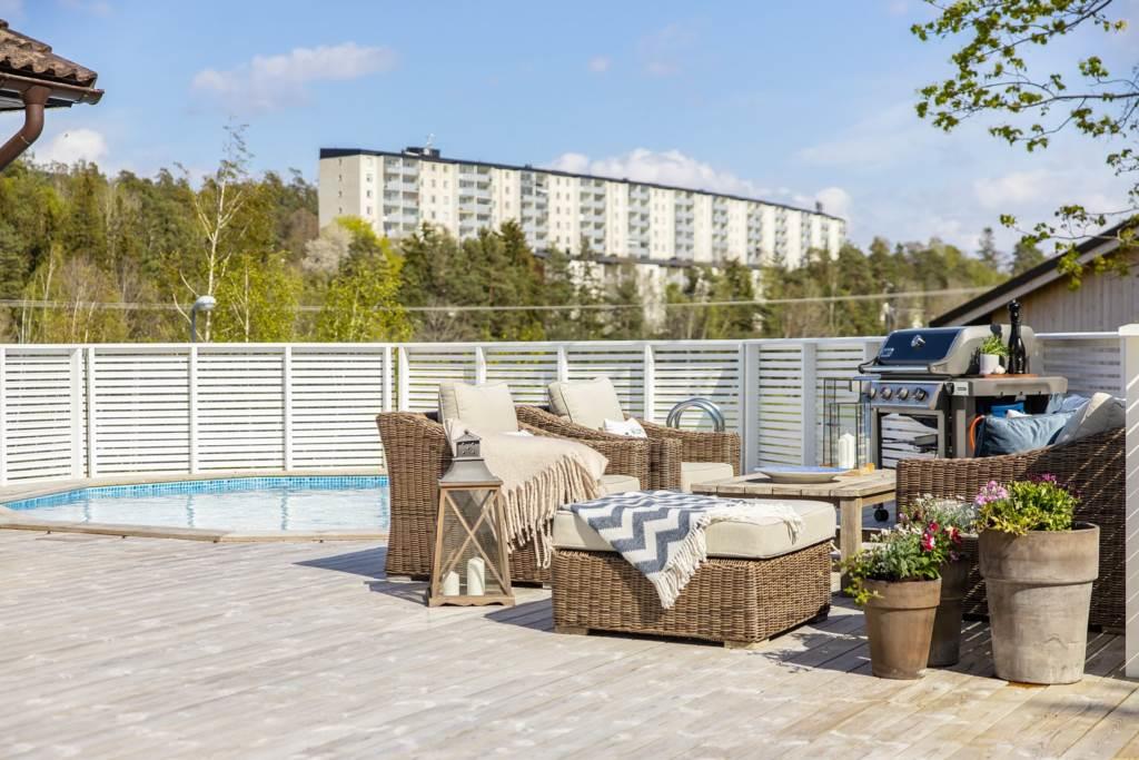 Exklusiv, totalrenoverad villa med pool, bastu och härlig insynsfri tomt.