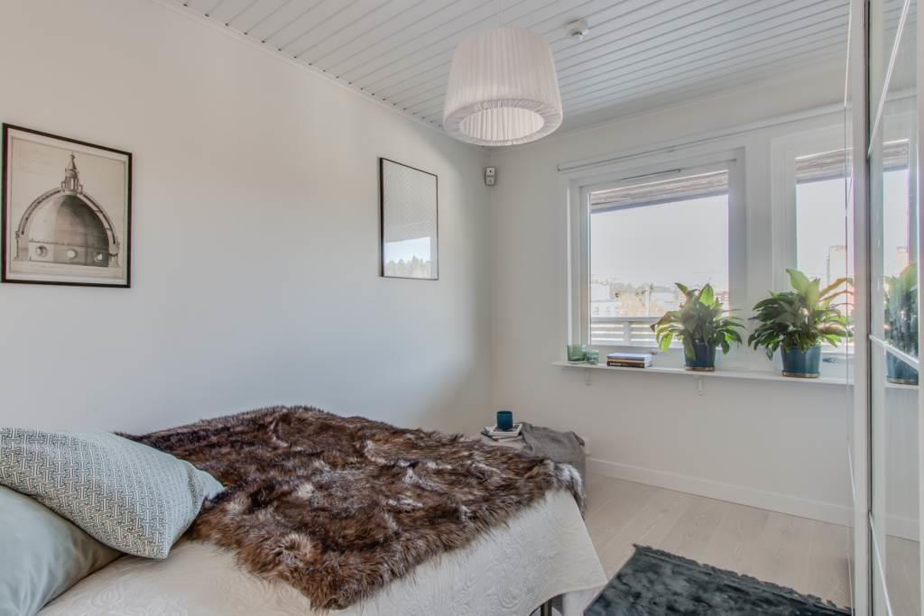 Exklusiv, totalrenoverad villa med pool, bastu och härlig insynsfri tomt.