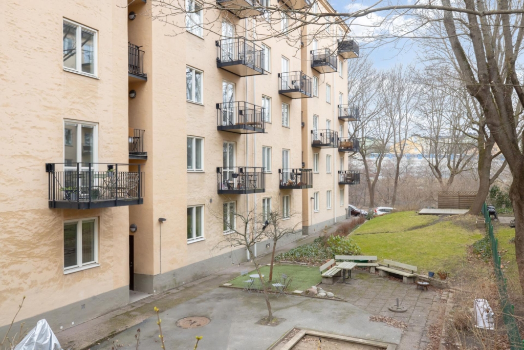 Drömtvåa i nästintill skuldfri förening, balkong och generöst ljusinsläpp – Fredhälls bästa läge