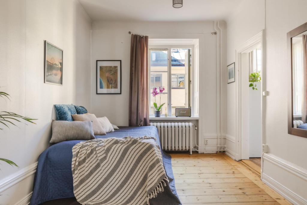 Högt upp i vackert och charmigt hus från mitten av 1800-talet.