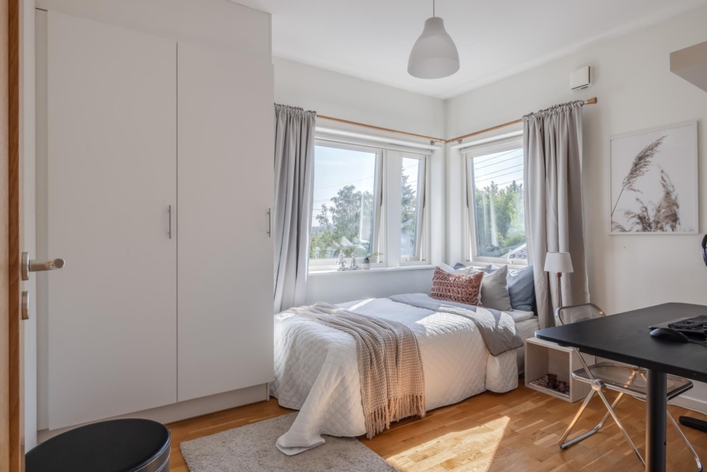 Välkommen till denna välplanerade villa med underbar sjöutsikt.