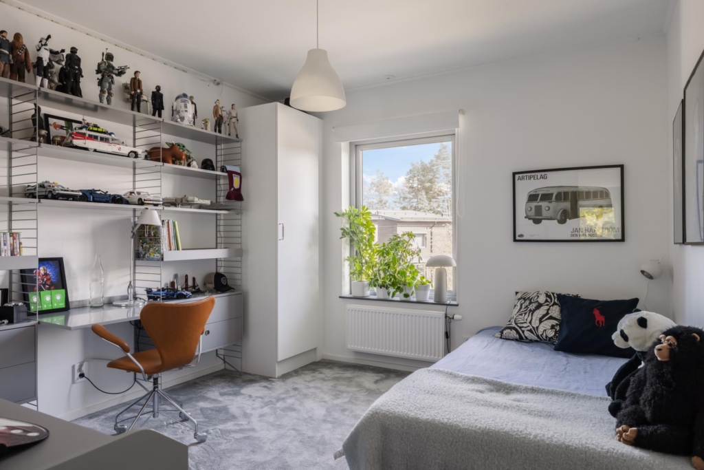 Modernt, smakfullt och rymligt kedjehus om hela 154 kvm. Stor tomt och stor terrass i västerläge.