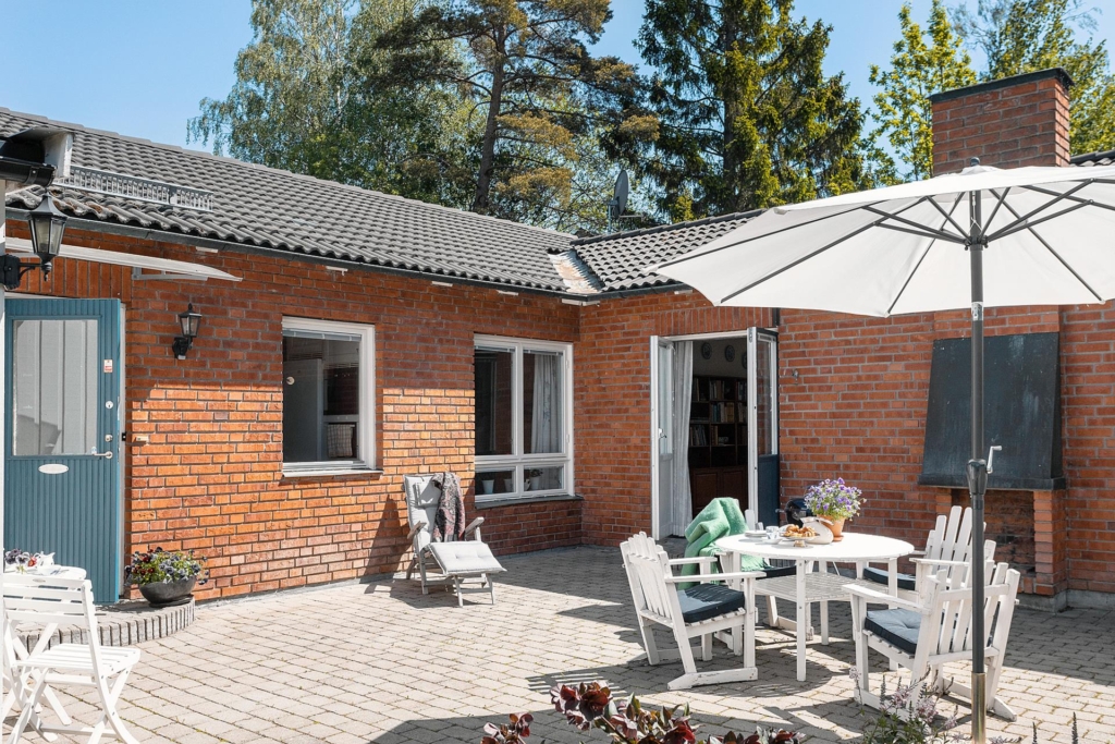 Härlig enplansvilla 7 rum och solig uteplats i optimalt läge