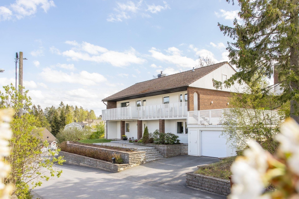 Exklusiv, totalrenoverad villa med pool, bastu och härlig insynsfri tomt.