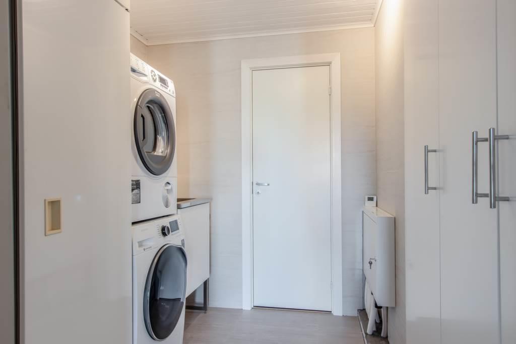 Exklusiv, totalrenoverad villa med pool, bastu och härlig insynsfri tomt.