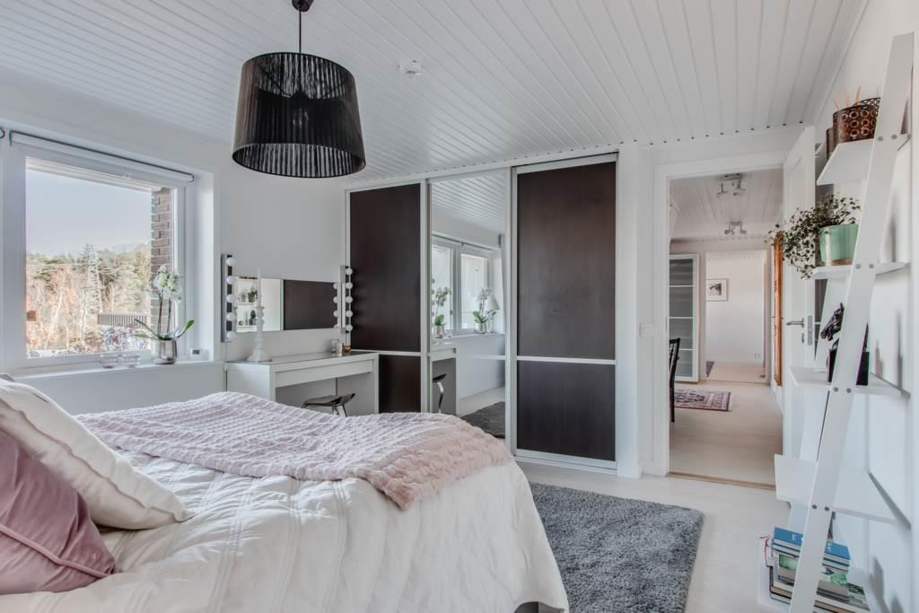 Exklusiv, totalrenoverad villa med pool, bastu och härlig insynsfri tomt.