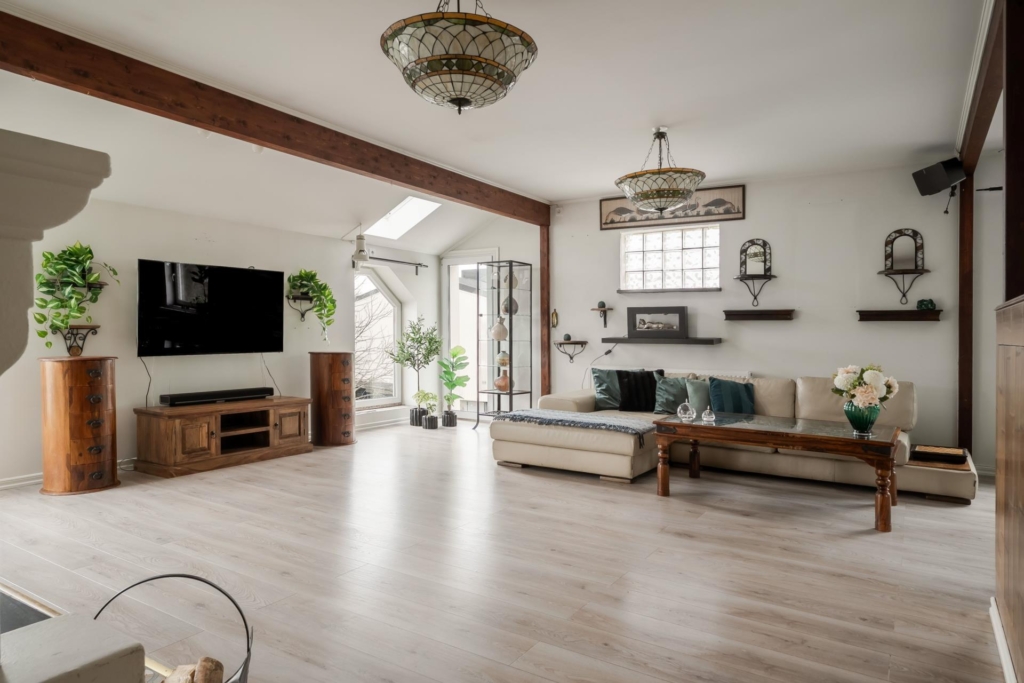Renoveringschans med öppen spis och möjlig uthyrningsdel – perfekt för extra inkomst