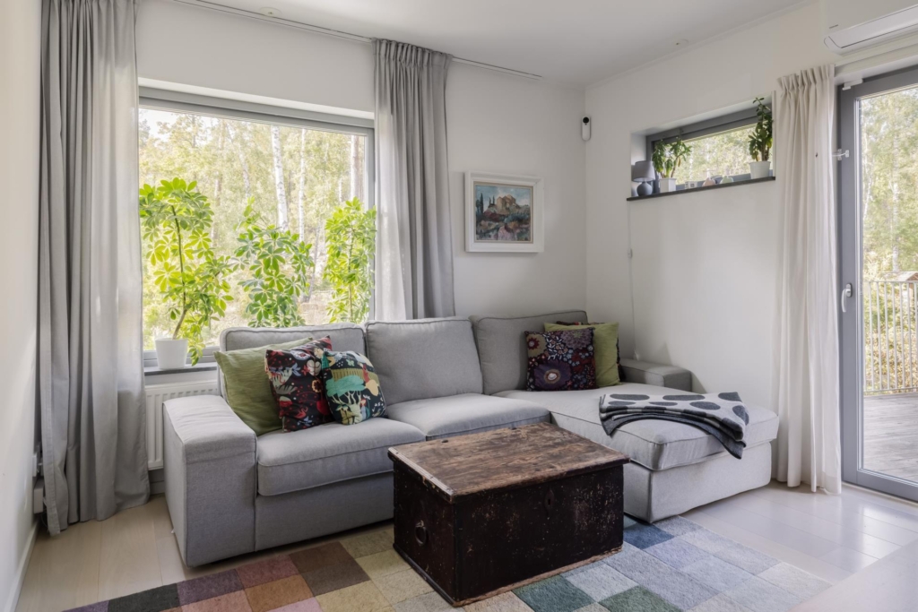 Modernt, smakfullt och rymligt kedjehus om hela 154 kvm. Stor tomt och stor terrass i västerläge.