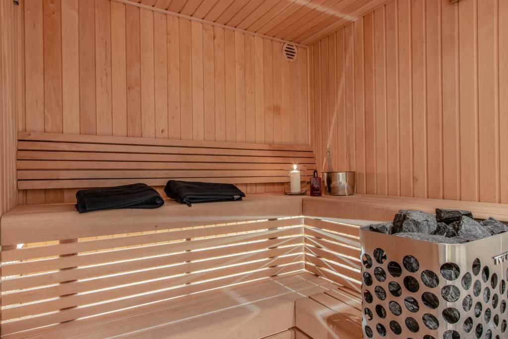 Exklusiv, totalrenoverad villa med pool, bastu och härlig insynsfri tomt.