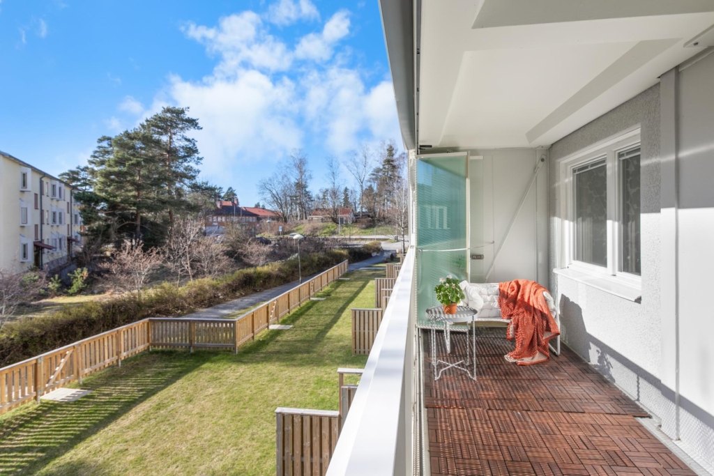 Pendeltåg och buss runt knuten. Bra skolor och förskolor i närområdet. Nära till grönområden & bad.