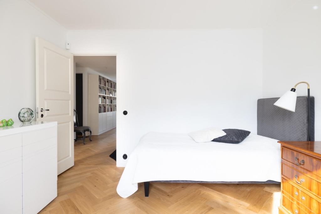 Ljus och välplanerad trea med vackra materialval – eftertraktad adress med garage i föreningen