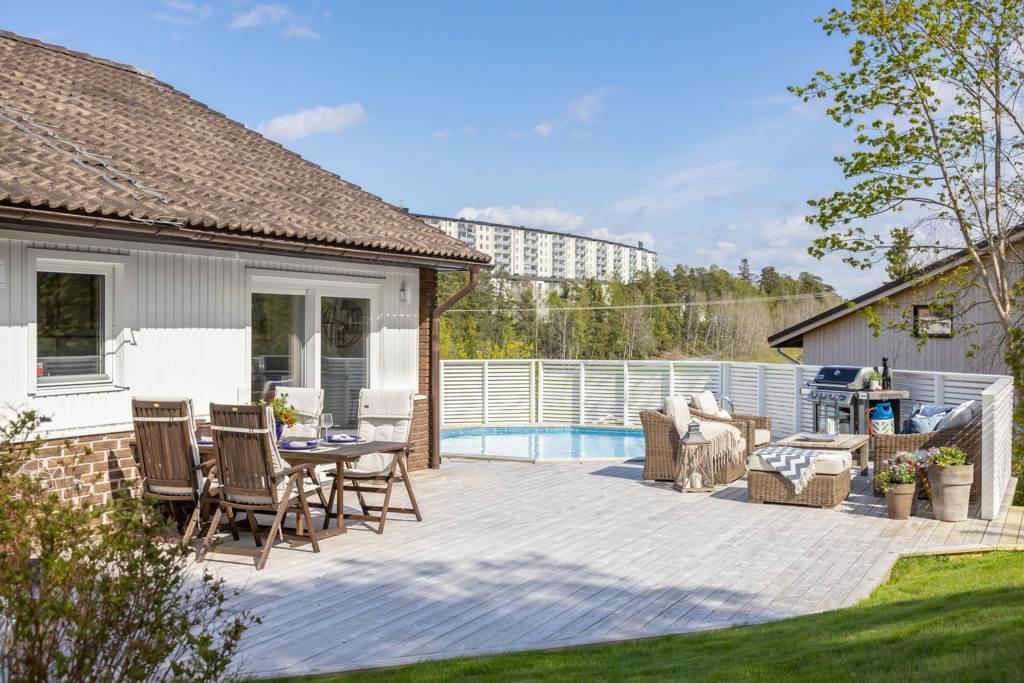 Exklusiv, totalrenoverad villa med pool, bastu och härlig insynsfri tomt.