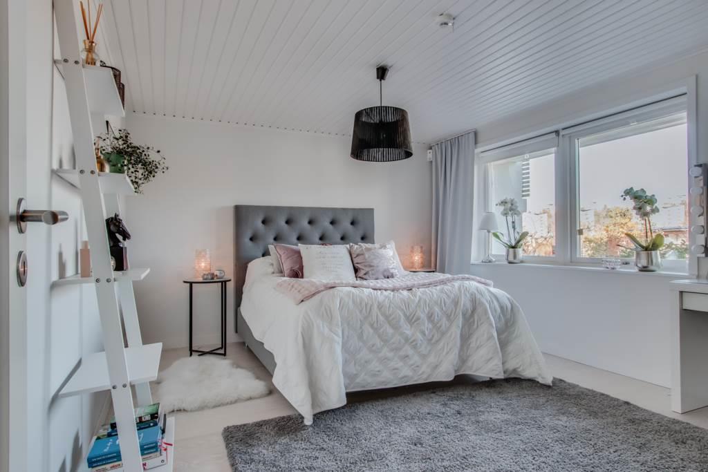 Exklusiv, totalrenoverad villa med pool, bastu och härlig insynsfri tomt.