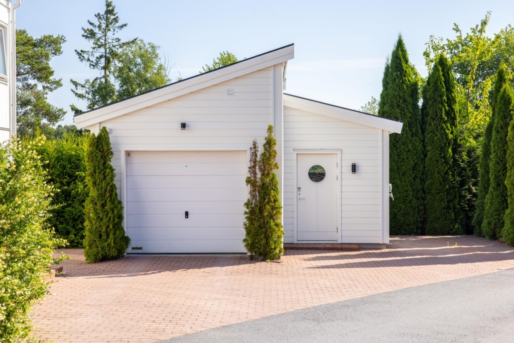Välkommen till denna välplanerade villa med underbar sjöutsikt.
