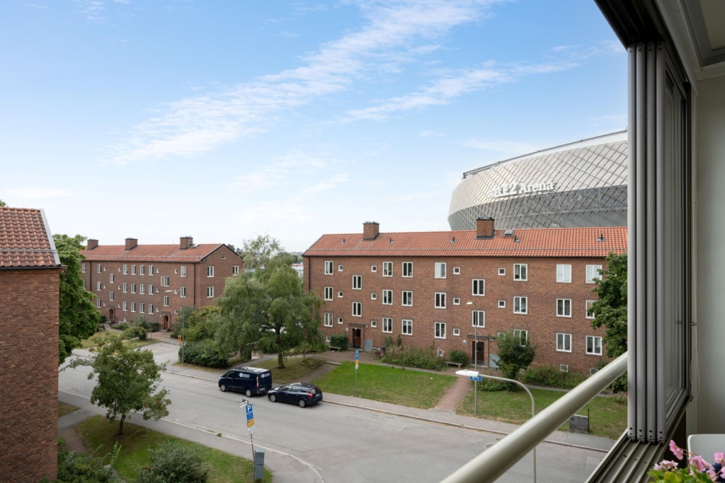 Hörnlägenhet i fint skick med fritt läge, öppen spis och balkong i söder. Lågt belånad brf.