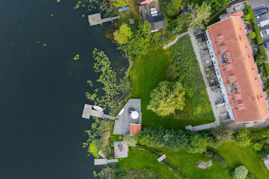 Sjötomt och brygga invid Bagarsjön! Bekvämt lägenhetsboende kombinerat med villalivets fördelar.