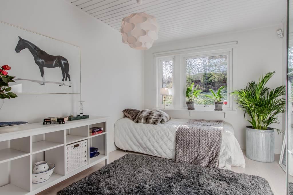 Exklusiv, totalrenoverad villa med pool, bastu och härlig insynsfri tomt.