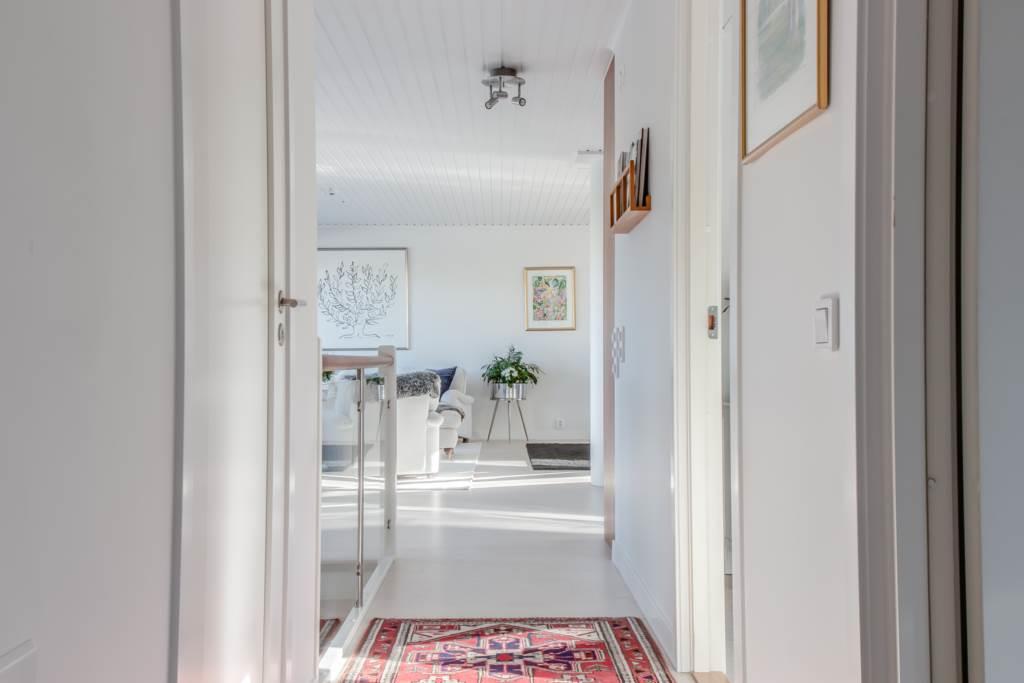 Exklusiv, totalrenoverad villa med pool, bastu och härlig insynsfri tomt.