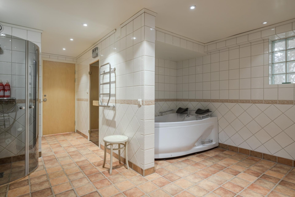 Villa med fantastiska utrymmen! Plats för generationsboende, uthyrningsdel och/eller egen verksamhet