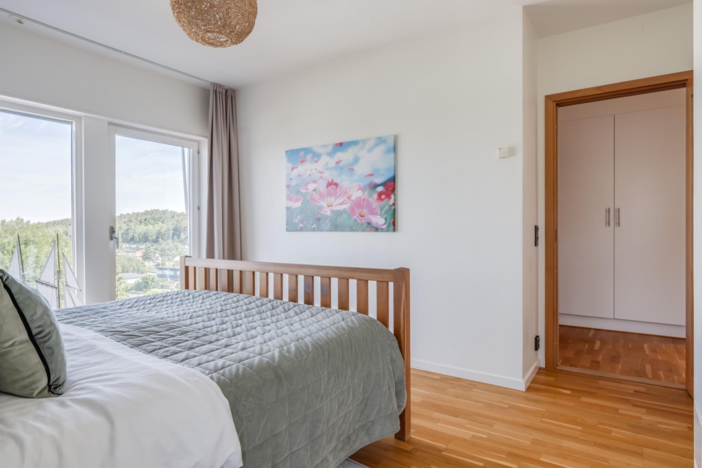 Välkommen till denna välplanerade villa med underbar sjöutsikt.