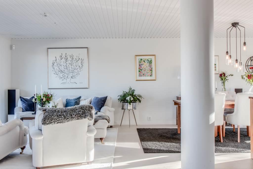 Exklusiv, totalrenoverad villa med pool, bastu och härlig insynsfri tomt.