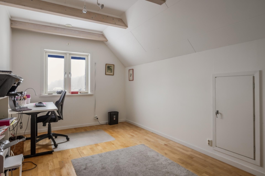 Villa med fantastiska utrymmen! Plats för generationsboende, uthyrningsdel och/eller egen verksamhet