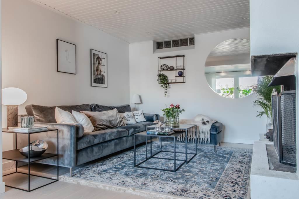 Exklusiv, totalrenoverad villa med pool, bastu och härlig insynsfri tomt.