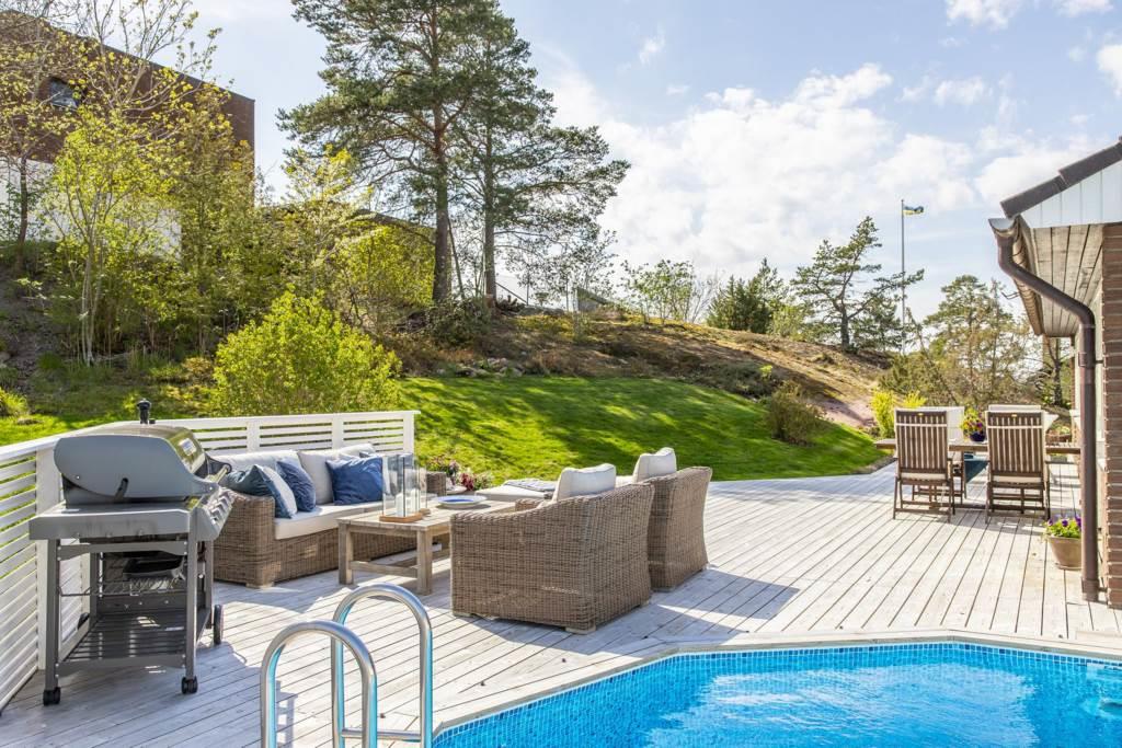 Exklusiv, totalrenoverad villa med pool, bastu och härlig insynsfri tomt.