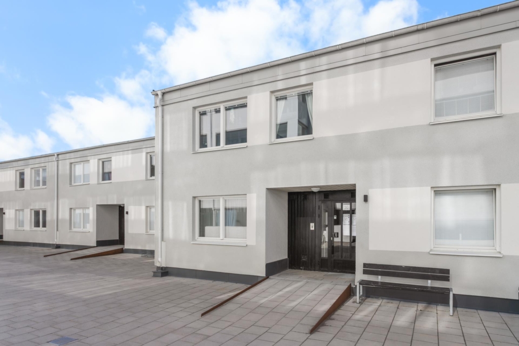 Pendeltåg och buss runt knuten. Bra skolor och förskolor i närområdet. Nära till grönområden & bad.