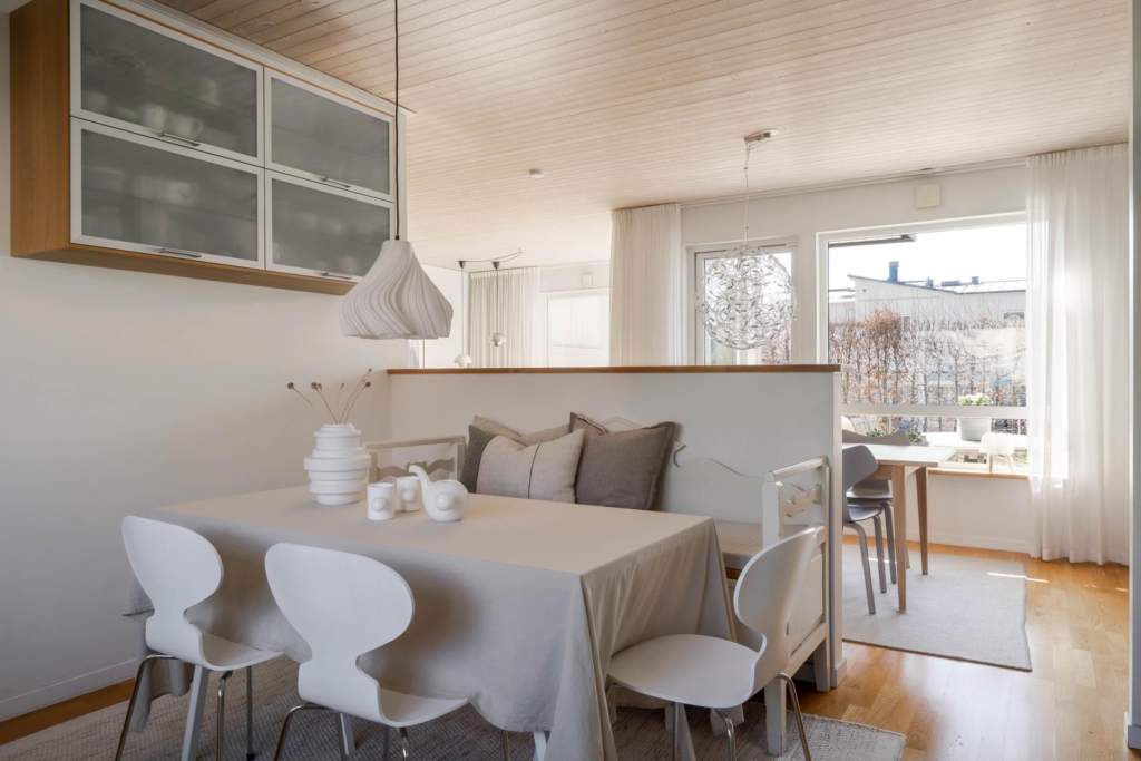 Unikt tillfälle att förvärva en av de större villorna i Silverdal. Beläget med södervänd tomt.