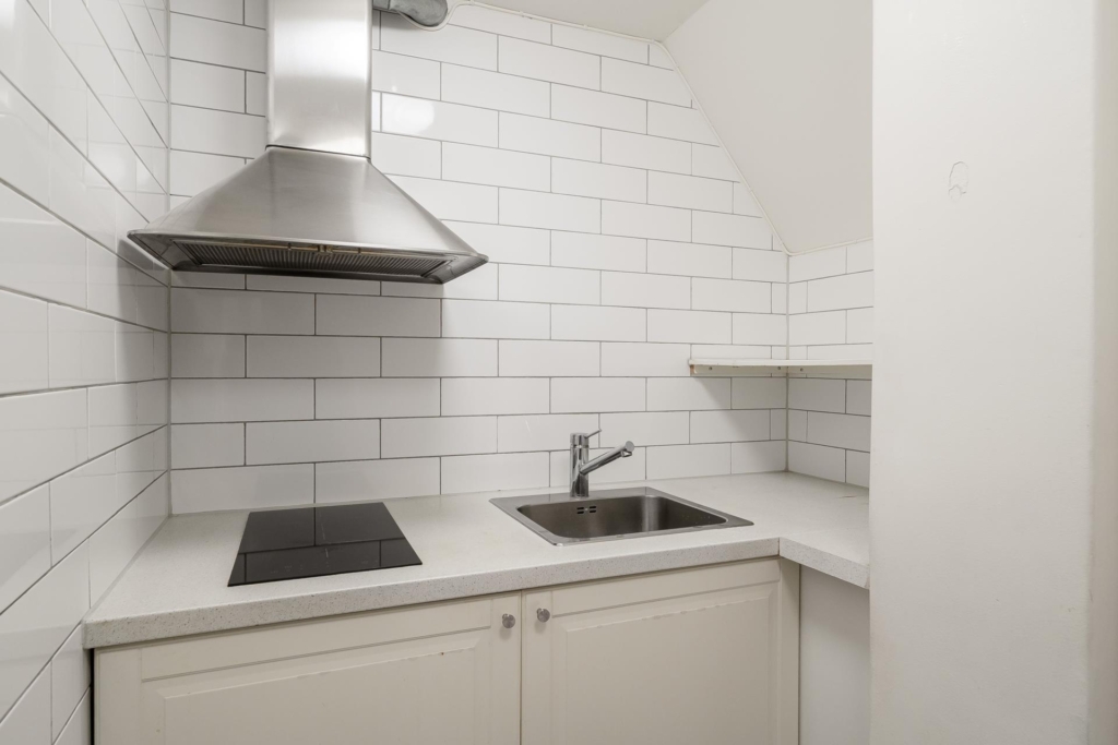 Renoveringschans med öppen spis och möjlig uthyrningsdel – perfekt för extra inkomst