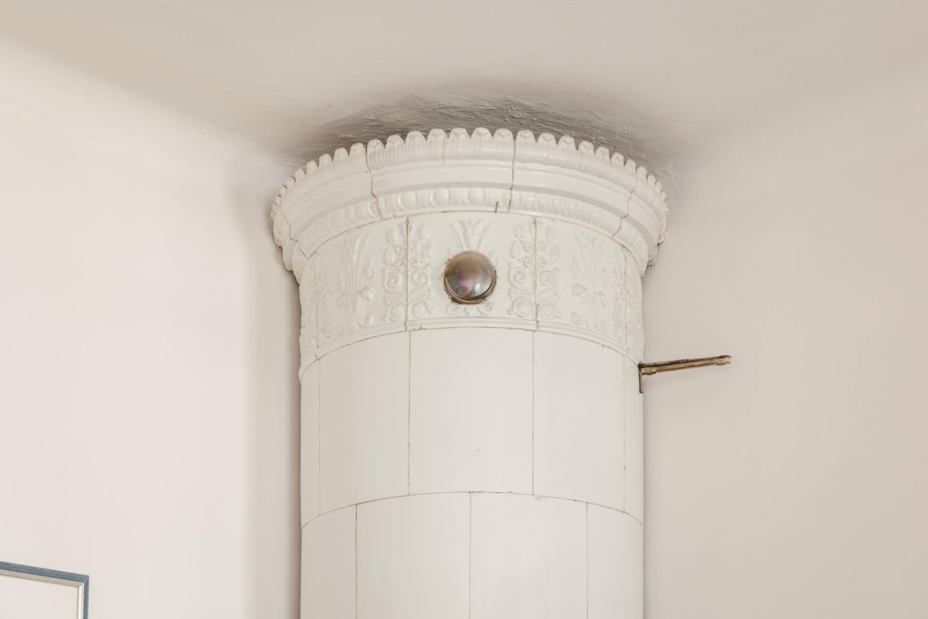 Högt upp i vackert och charmigt hus från mitten av 1800-talet.