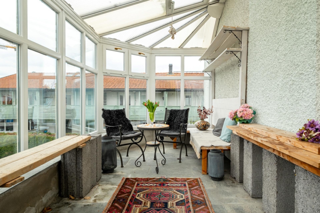 Renoveringschans med öppen spis och möjlig uthyrningsdel – perfekt för extra inkomst
