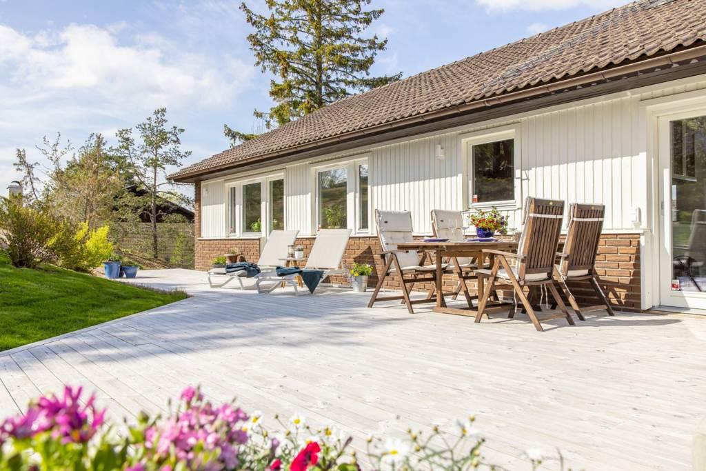 Exklusiv, totalrenoverad villa med pool, bastu och härlig insynsfri tomt.