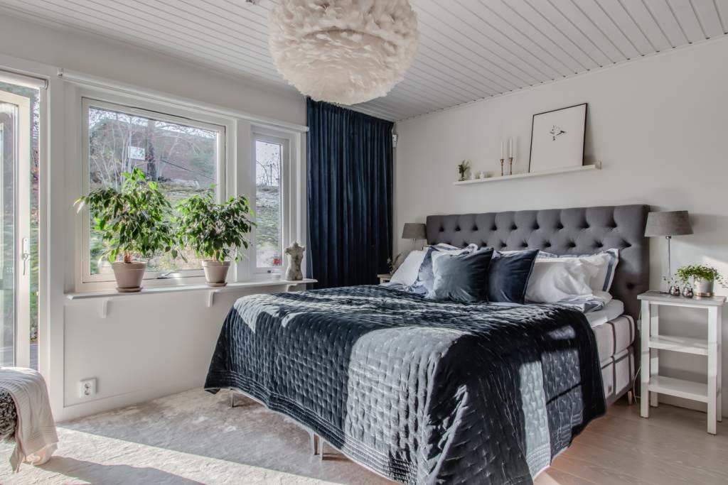 Exklusiv, totalrenoverad villa med pool, bastu och härlig insynsfri tomt.