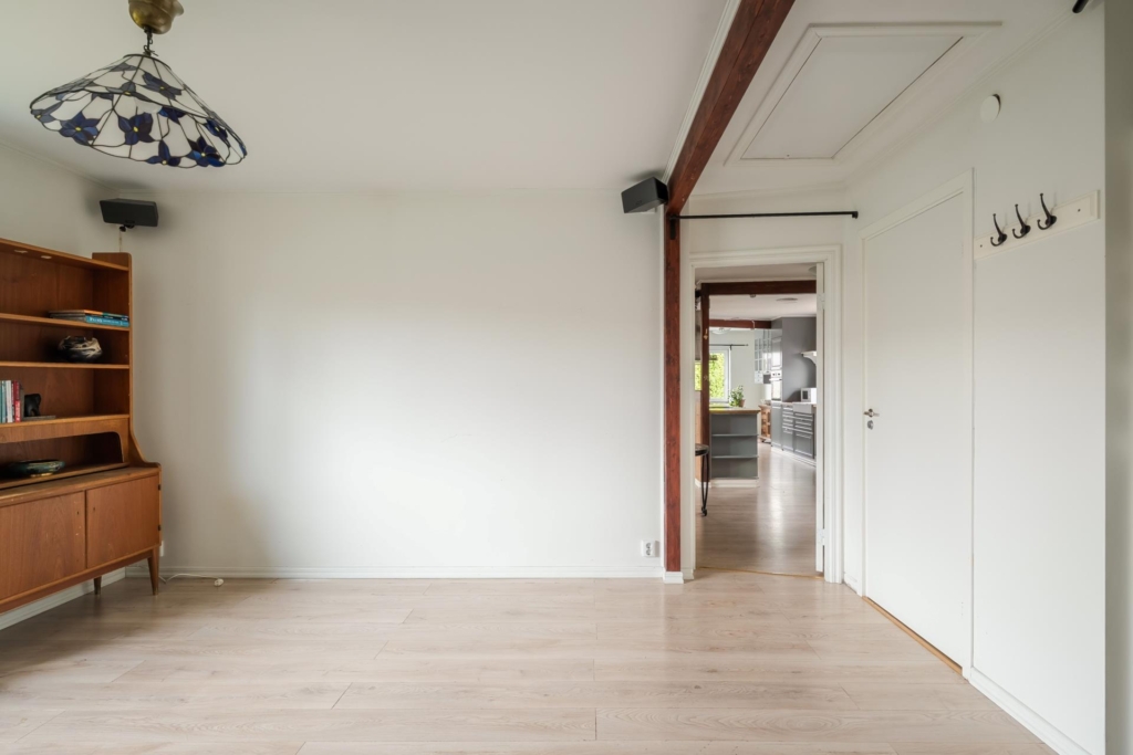 Renoveringschans med öppen spis och möjlig uthyrningsdel – perfekt för extra inkomst