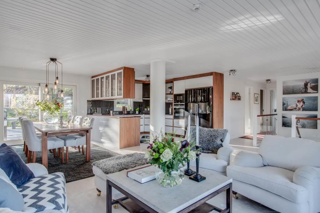 Exklusiv, totalrenoverad villa med pool, bastu och härlig insynsfri tomt.