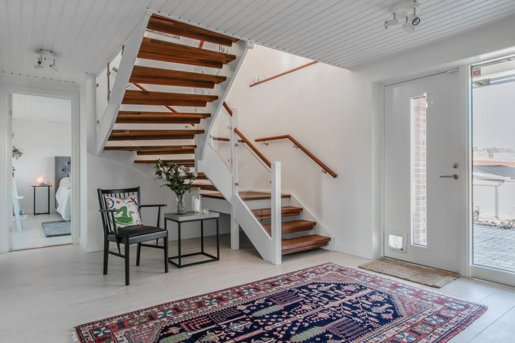 Exklusiv, totalrenoverad villa med pool, bastu och härlig insynsfri tomt.