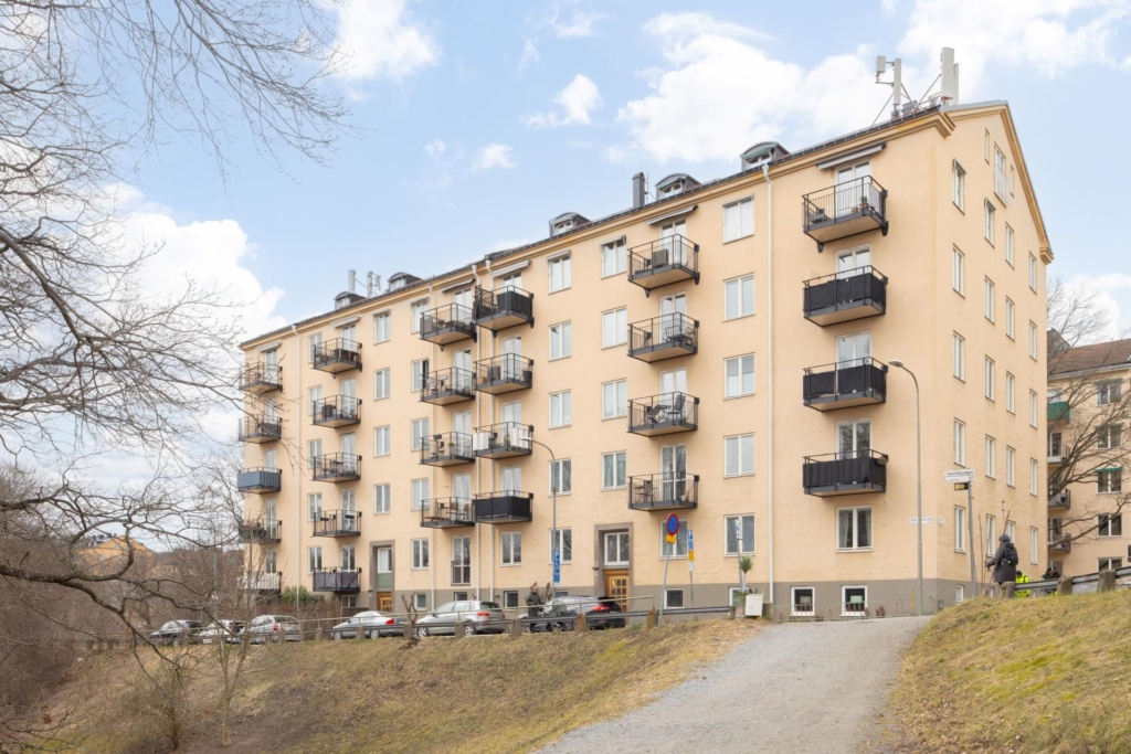 Drömtvåa i nästintill skuldfri förening, balkong och generöst ljusinsläpp – Fredhälls bästa läge
