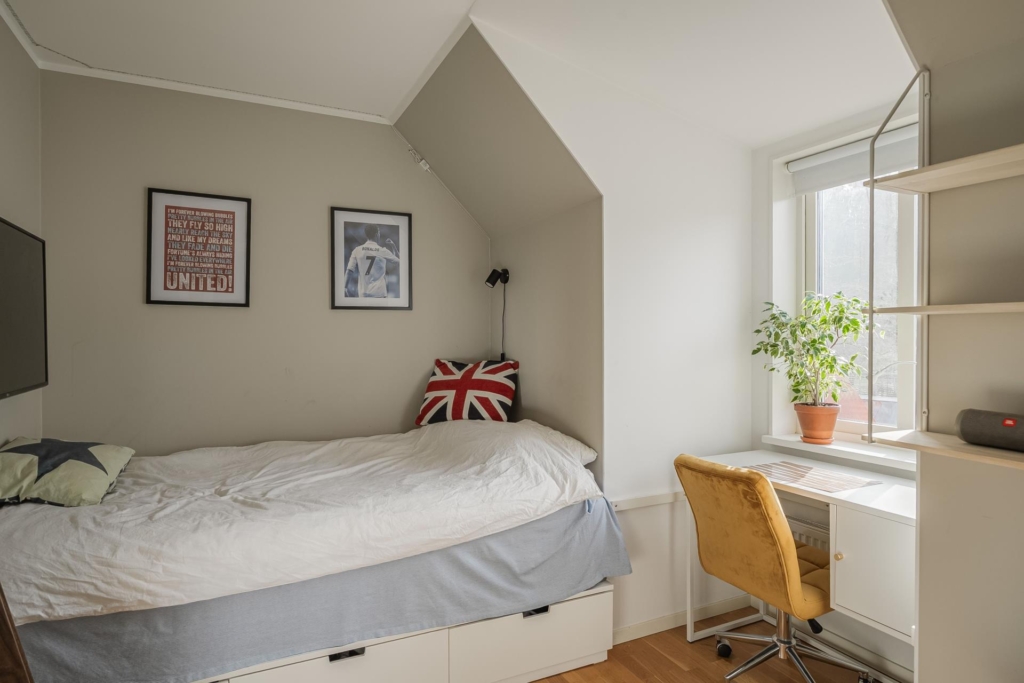 Sjötomt och brygga invid Bagarsjön! Bekvämt lägenhetsboende kombinerat med villalivets fördelar.