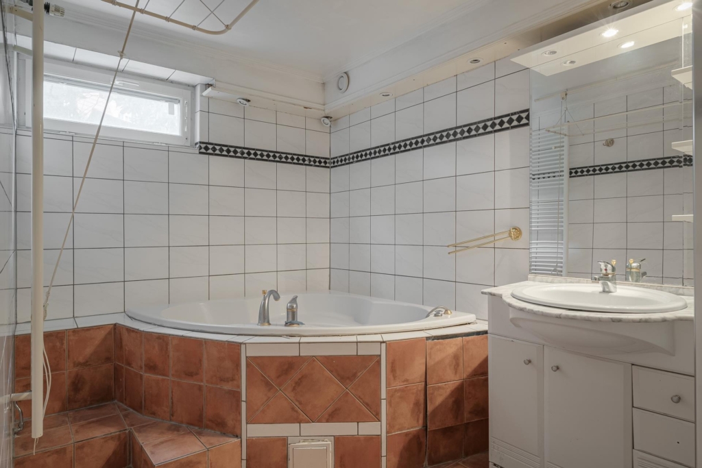 Renoveringschans med öppen spis och möjlig uthyrningsdel – perfekt för extra inkomst