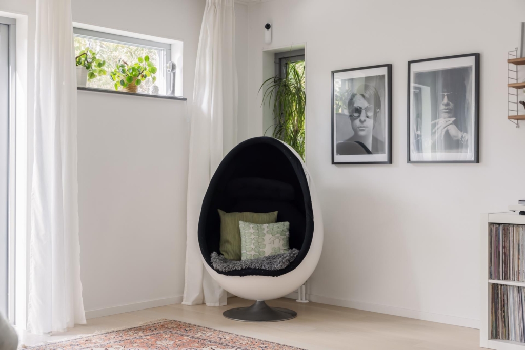 Modernt, smakfullt och rymligt kedjehus om hela 154 kvm. Stor tomt och stor terrass i västerläge.