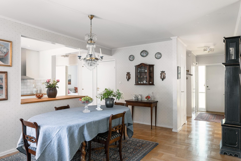 Härlig enplansvilla 7 rum och solig uteplats i optimalt läge
