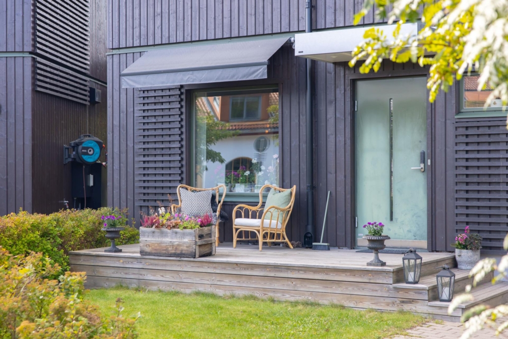 Modernt, smakfullt och rymligt kedjehus om hela 154 kvm. Stor tomt och stor terrass i västerläge.