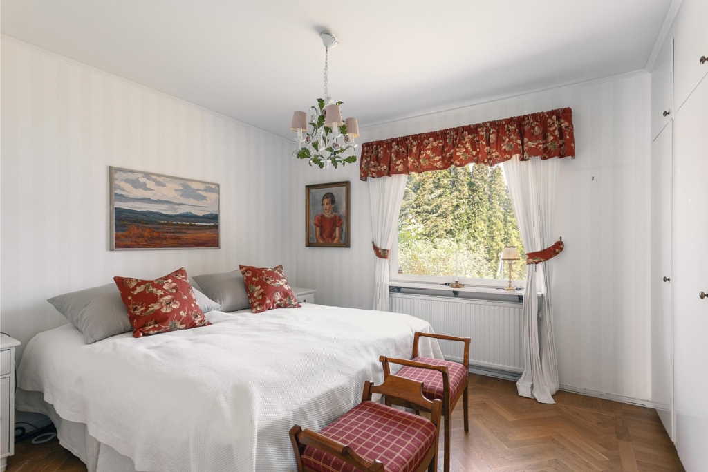 Härlig enplansvilla 7 rum och solig uteplats i optimalt läge