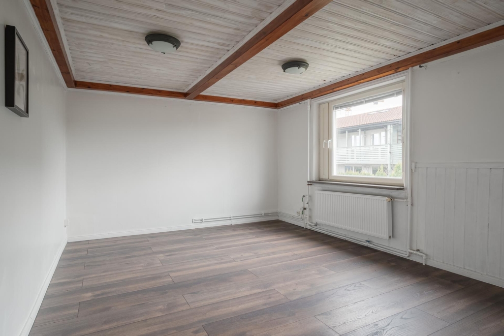 Renoveringschans med öppen spis och möjlig uthyrningsdel – perfekt för extra inkomst