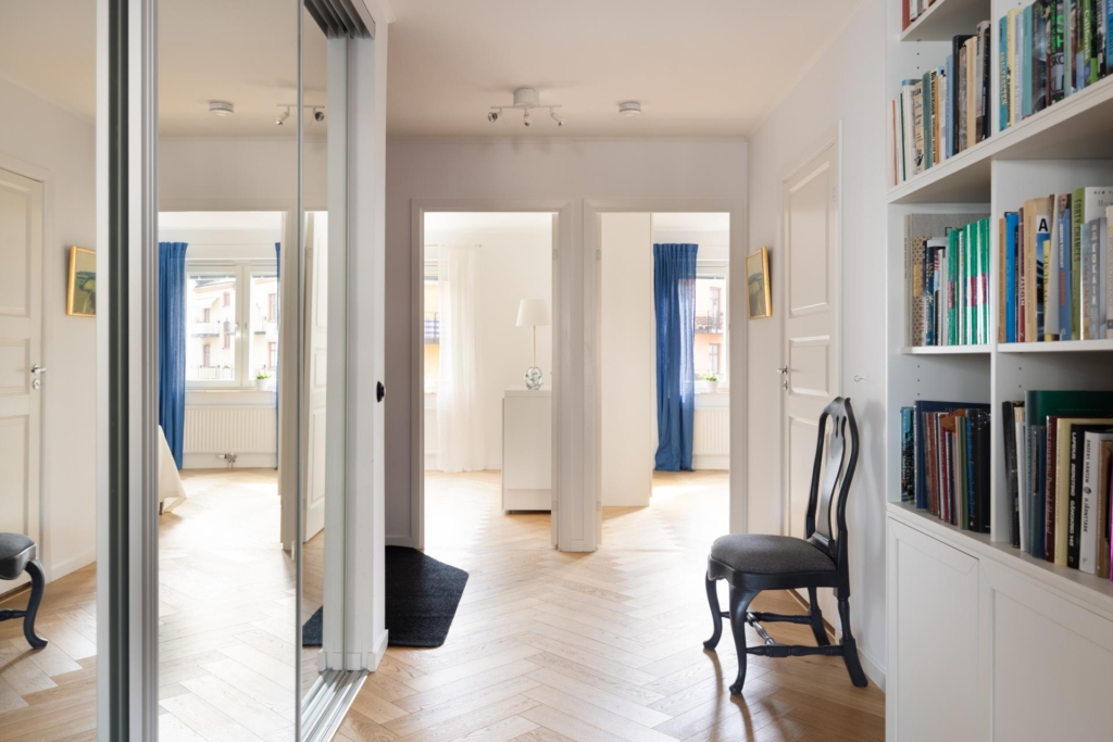 Ljus och välplanerad trea med vackra materialval – eftertraktad adress med garage i föreningen